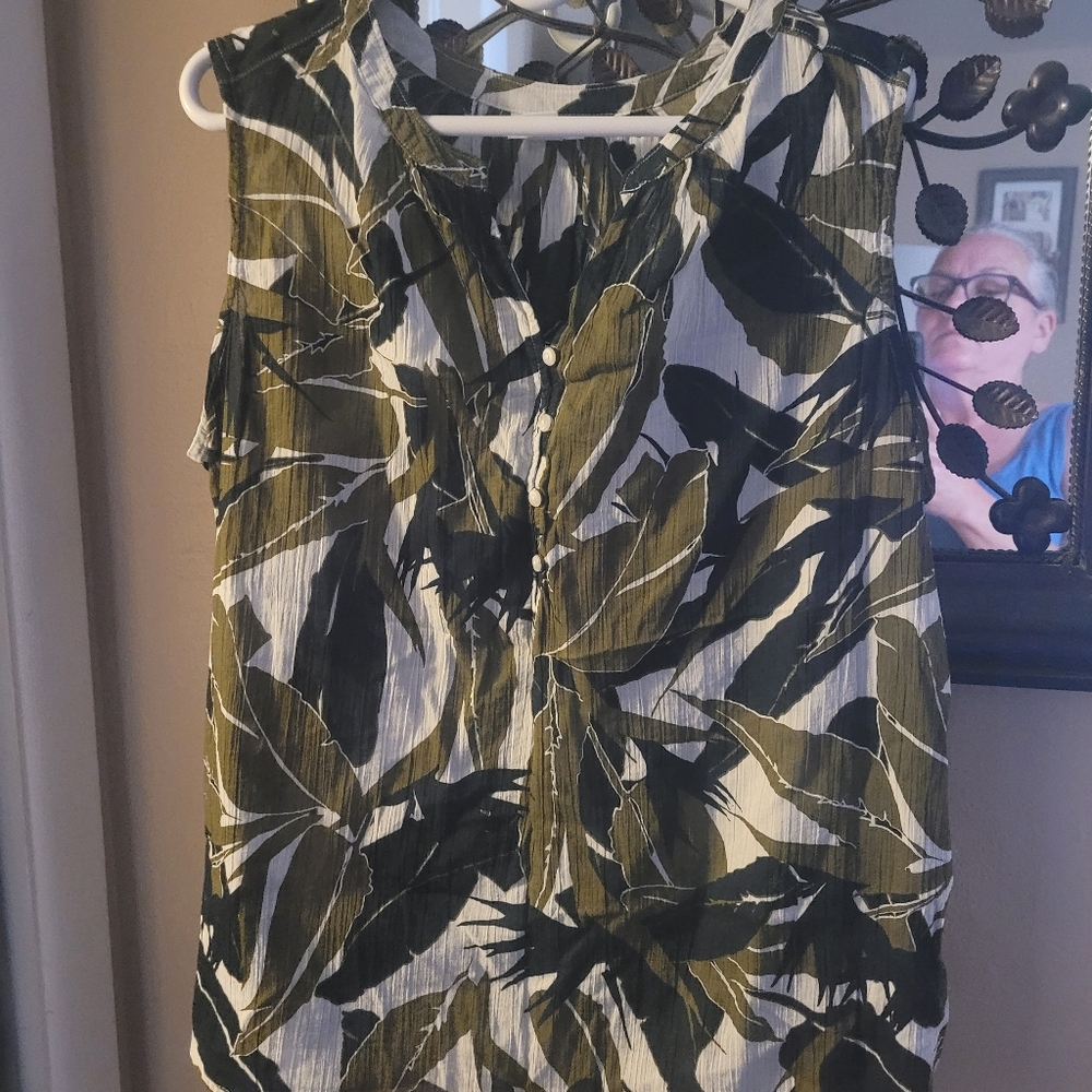 Liz Claiborne lightweight sleeveless blouse